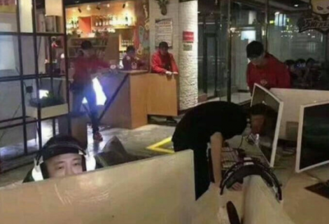 WTF: gefrustreerde gamer ramt zijn hoofd door monitor nadat hij een online match verloor