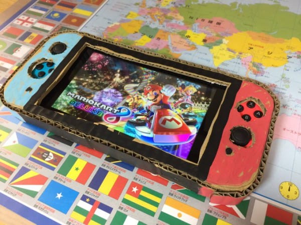 Jongetje wil dolgraag een Nintendo Switch en maakt er dan maar eentje van karton, papa verstopt er dan een echte in
