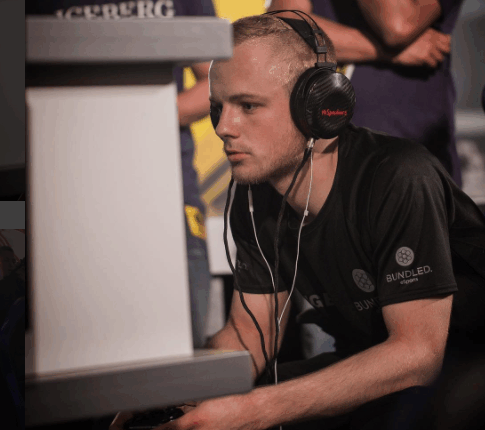 Ineens was hij daar! Als een duveltje uit een doosje! Bob van Uden kwalificeerde zich voor het FUT Championship in Berlijn om daar te strijden met de beste spelers van de wereld! Dankzij zijn goede prestaties verdiende hij een contract bij Bundled. Geheel terecht volgens ons!
