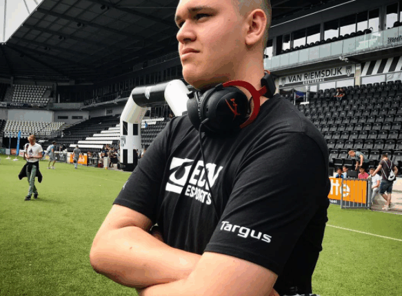 Lev Vinken, onlangs nog het derde lid van Team Ajax tijdens de ‘Ziggo Ultimate Clash’ in de Johan Cruijf Arena, is voor de meesten geen onbekende meer. Hij wint gergeld zijn toernooien en hij laat bijna wekelijks zien bij de top van de Weekend League te horen. Zijn goede spel leverde hem onlangs zelfs een transfer naar Bundled eSports op! 