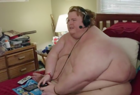 Deze gamer weegt 350 kilo en speelt enkel maar games en stopt zich vol met voedsel
