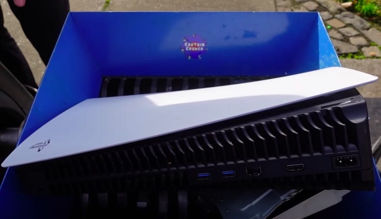 Heb jij al een PS5? Deze gamer besloot om zijn nieuwe console te verpulveren in een versnipperaar