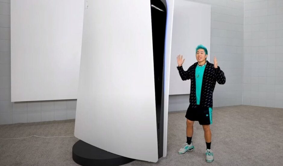 YouTuber spendeert $70.000 om ‘s werelds grootste PlayStation 5 te bouwen