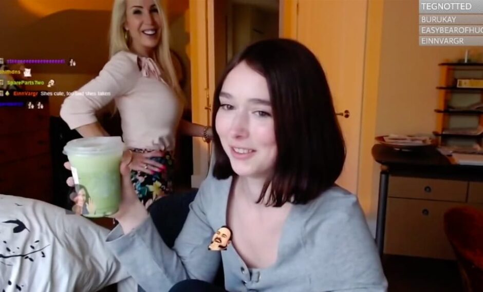 Twitch-streamster ontdekt dat haar mama veel populairder is onder haar kijkers