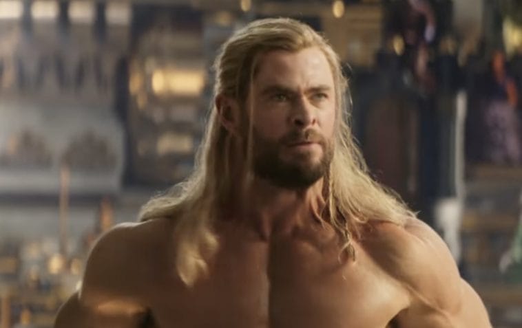 Nieuwe trailer van Thor-film toont een poedelnaakte Chris Hemsworth en dames vallen flauw