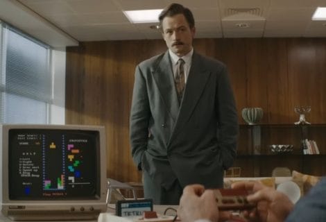 Apple TV+ deelt eerste trailer van 'Tetris', de film die het (spannende) verhaal van de iconische videogame vertelt