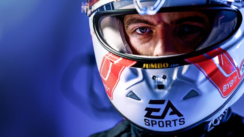 Het logo van EA Sports staat in het 2023 F1-seizoen op de helm van Max Verstappen